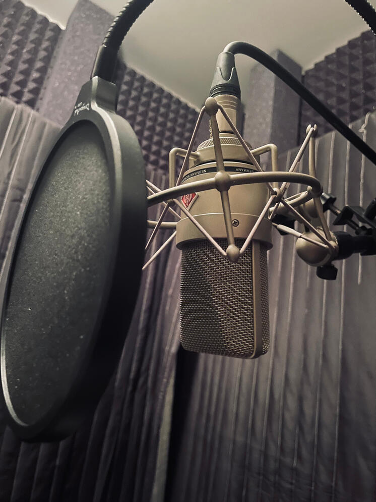 image of Jan Aponte's current voiceover microphone and space.